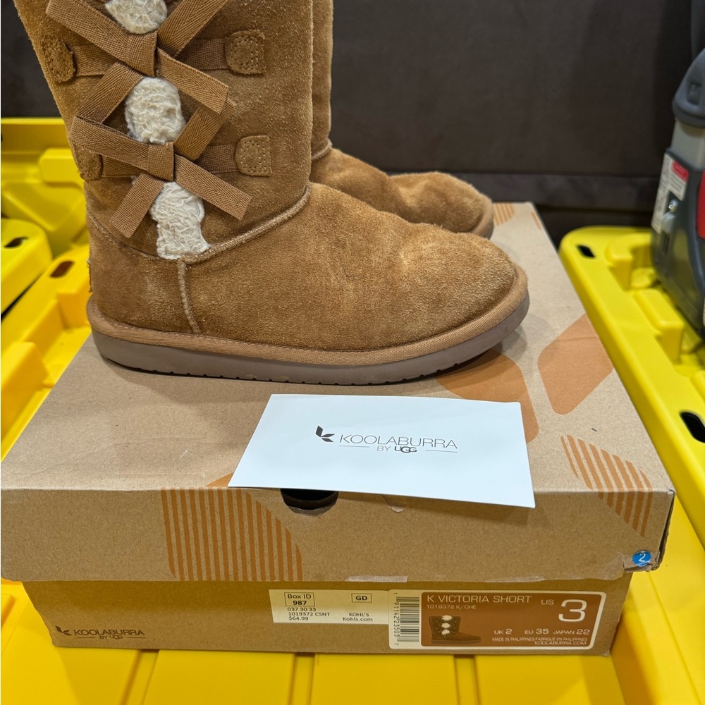 Koolaburra Short Victoria Kids' Chestnut Brown Boots size 3Y used